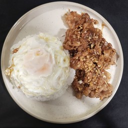 ข้าวหมูชิ้นทอดกระเทียม + ไข่ดาว