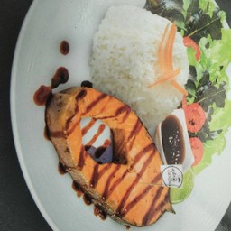 ข้าวหน้าสเต็กปลาแซลมอน
