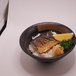 ข้าวหน้าปลาซาบะย่างเกลือ