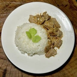 Angry ข้าวเนื้อทอดกระเทียม