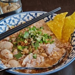 ก๋วยเตี๋ยวหมูตุ๋นต้มยำ (น้ำ)