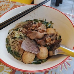 ก๋วยเตี๋ยวลูกชิ้นหมูเฮงเฮง