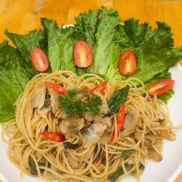 สปาเก็ตตี้หอยลายผัดใบโหระพา