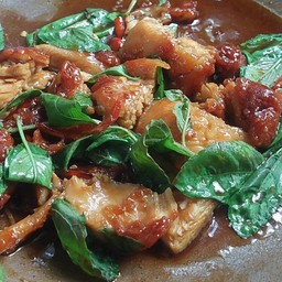 กระเพราไก่กรอบราดข้าวไข่ดาว