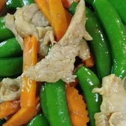 หมูชิ้นผัดถั่วลันเตาราดข้าว