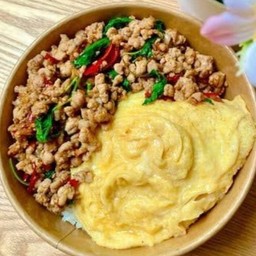 ข้าวกะเพราหมูสับไข่ข้น