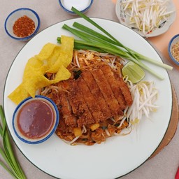 ผัดไทยอาม่า ไก่กรอบ เกี๊ยวกรอบ