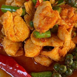 ข้าวผัดพริกแกงไก่