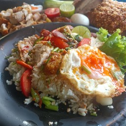 ข้าวยำหมูกรอบไข่ดาว+โค๊ก