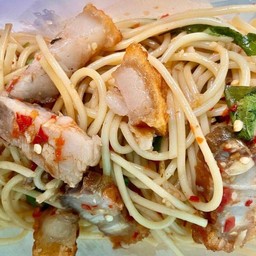 สปาร์เกตตี้ กะเพราหมูกรอบ
