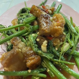 ยอดฟักแม้วหมูกรอบ