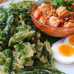 ยำผักบุ้งกรอบ