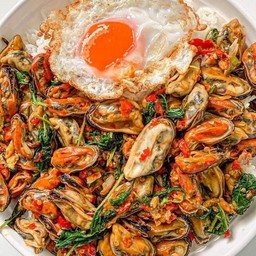 [อร่อยซ่ากับโค้ก] ข้าวกะเพราหอยแมลงภู่พริกเผา +  โค้ก ออริจินัล (ขวด)