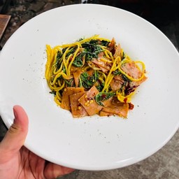 สปาเก็ตตี้ผัดพริกแห้งแฮมไก่