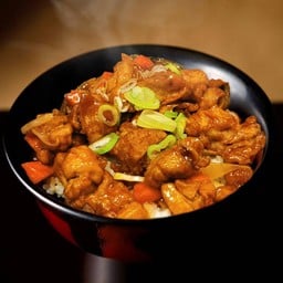 ข้าวหน้าไก่ทอดซอสสามรส Fried Chicken with Sweetened Vinegar Sauce Rice Bowl