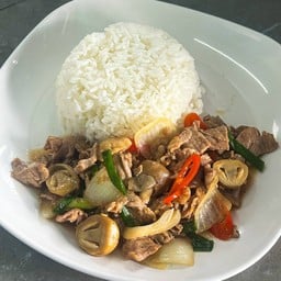 ข้าวราดเนื้อผัดน้ำมันหอย