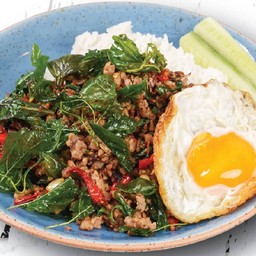 [อร่อยซ่ากับโค้ก] ข้าวกะเพราผัดพริกแห้งหมู+ไข่ดาวเป็ด +  โค้ก ออริจินัล (กระป๋อง) 