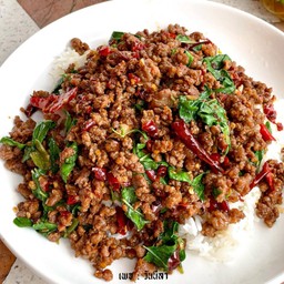 กะเพราเนื้อโคขุนสับ กับข้าว