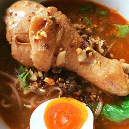 ก๋วยเตี๋ยวต้มยำไก๋ตุ๋น