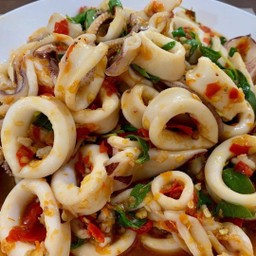 [อร่อยซ่ากับโค้ก] ข้าวกะเพราปลาหมึก +  โค้ก ออริจินัล (ขวด)