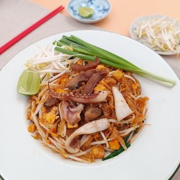 ผัดไทยหมึก (หมึกสด+หมึกกรอบ+หอย)