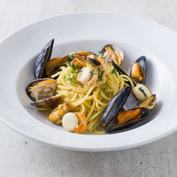 Spaghetti Sauteed in White Wine with Baby Clams & Mussels
