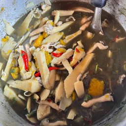 แกงหน่อไม้ใส่เห็ดใส่ฟักทอง