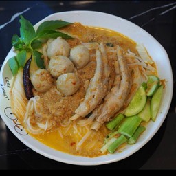 ขนมจีน น้ำยากะทิ ตีนไก่+ลูกชิ้น