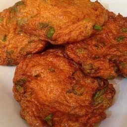 Panang-Spiced Knife Fish Cakes ทอดมันปลากรายพริกแกงพะแนง (10 PCs ชิ้น)