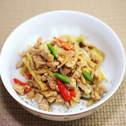 หมูชิ้นผัดขิง(ราดข้าว)