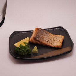 ปลาแซลมอนย่างเกลือ