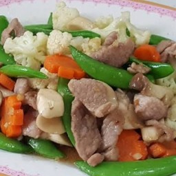 ผัดหมูชิ้นผักรวมราดข้าว