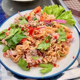 ยำมาม่าหมูสับ