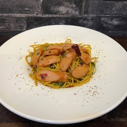 สปาเก็ตตี้ผัดพริกแห้งไส้กรอกไก่