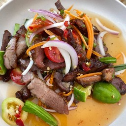 ยำสันคอหมูย่าง