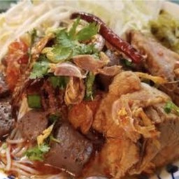 ขนมจีนน้ำเงี้ยว(กระดูกหมูเลือดไก่)