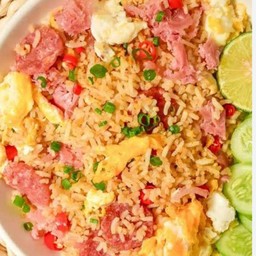 ข้าวผัดแหนมสดใส่ไข่(ใส่พริกซอย ต้นหอมซอย