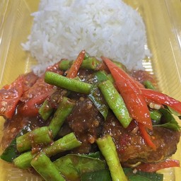 ข้าวผัดพริกแกงหมูป่า