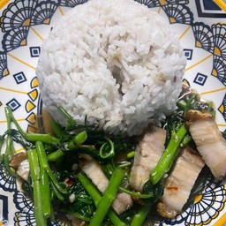 ผัดผักบุ้ง หมูกรอบ