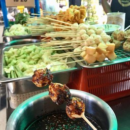ลูกชิ้นยืนกินบุรีรัมย์หน้าตลาดรถไฟเจ้าเก่า
