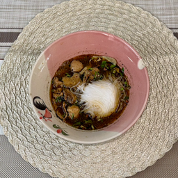 ก๋วยเตี๋ยวเนื้อน้ำใส (ชามใหญ่)