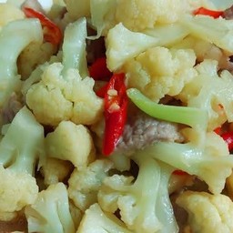 ผัดกะหล่ำดอก ราดข้าว