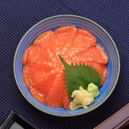 ข้าวหน้าปลาแซลมอน