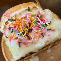 ปังไส้ทะลัก เกล็ดน้ำตาลเรนโบว์ นมข้น