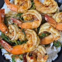 ข้าวกะเพรากุ้งพริกสด