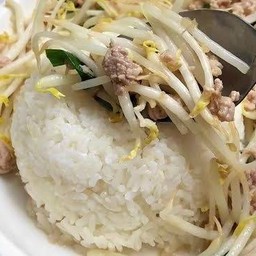 ผัดถั่วงอก ราดข้าว