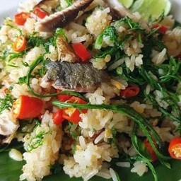 ข้าวผัดปลาทูชะอมพริกสด
