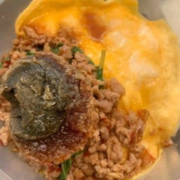 หมูกรอบหมูแดง&ข้าวผัดปูBy.น้ำผึ้งแอบแซ่บ