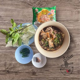 ก๋วยเตี๋ยวหมู (มาม่าห่อสีเขียวรสหมูสับ)