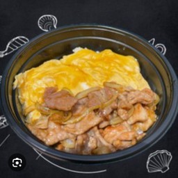 ข้าวไข่ข้นหมูชิ้นผัดหอมหัวใหญ่